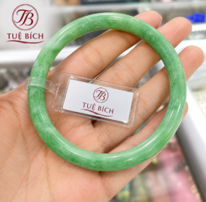 Cách đeo vòng cẩm thạch